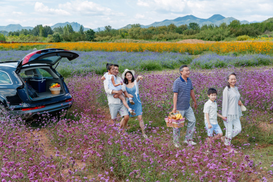 幸福的一家人在郊外玩耍