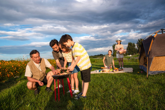 欢乐家庭在郊外野炊
