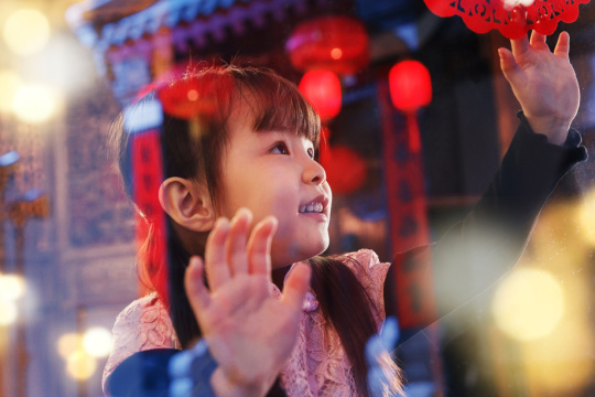 可爱的小女孩看窗花