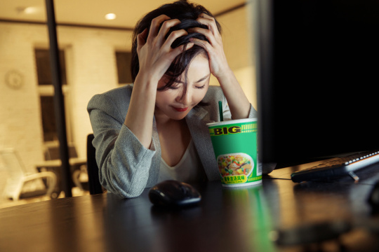 在办公室加班的青年女人