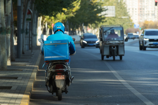 工作途中的外卖员背影