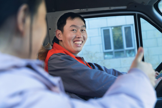 车内的物流工作人员和顾客