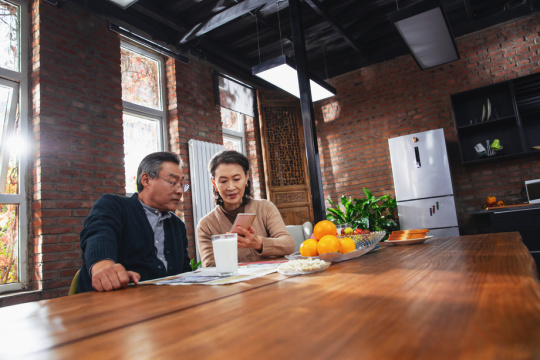 老年夫妇在家中享用早餐
