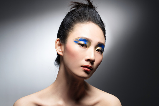 蓝金色系眼影美女肖像