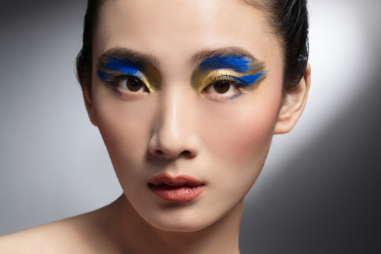 蓝金色系眼影美女肖像