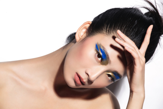 蓝金色系眼影美女肖像