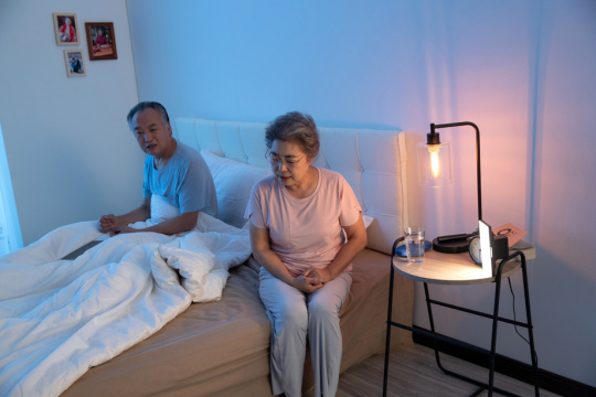 生气吵架的老年夫妇