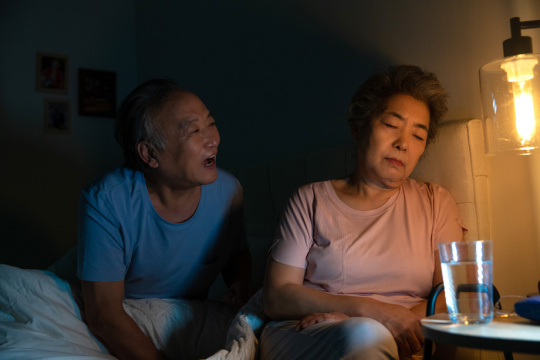 生气吵架的老年夫妇