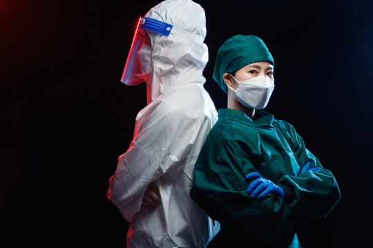 背靠背的医务工作者