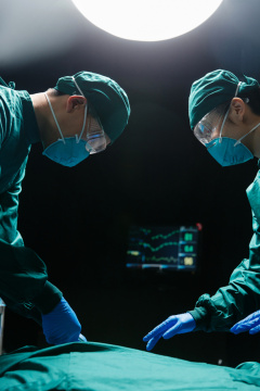 医护人员在进行手术