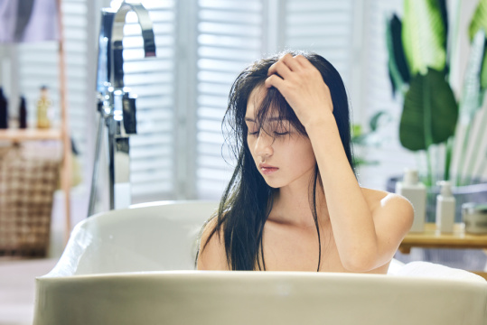 浴缸内的年轻女孩