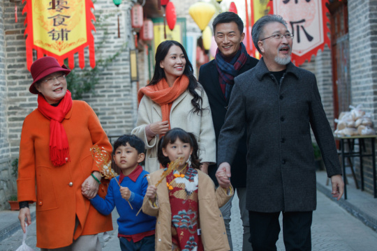 胡同里逛街的幸福六口之家