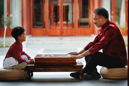 祖孙俩在庭院里下象棋