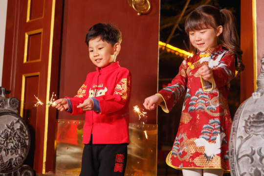 快乐儿童放烟花