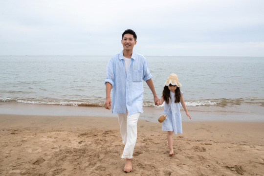 快乐父女在海边玩耍