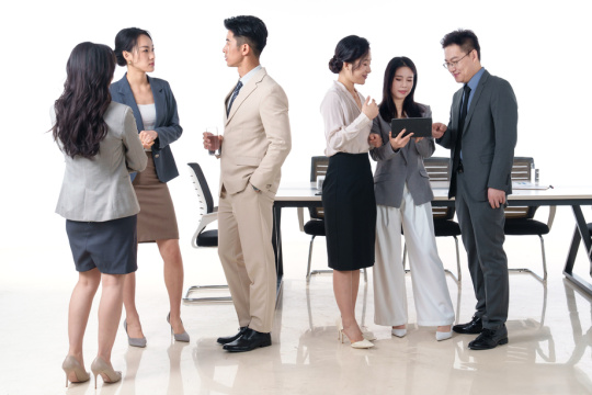 讨论工作的商务团队