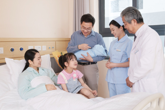病房内的医护人员和新生儿家庭