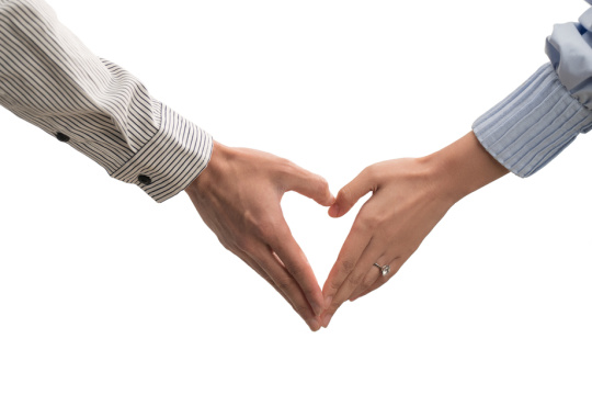 情侣的手组成心形