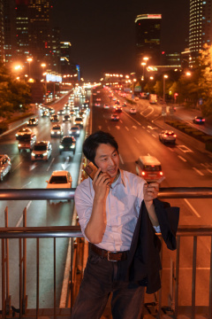 中年男士打电话