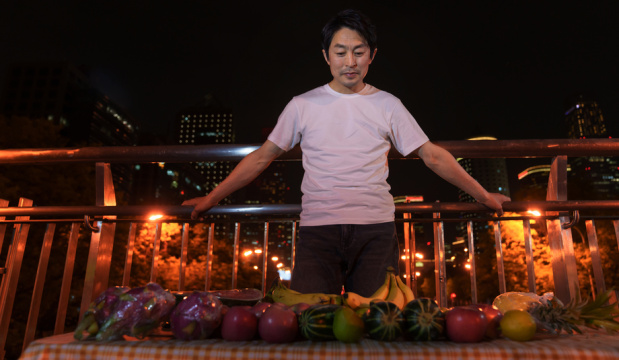 夜晚卖水果的中年男士