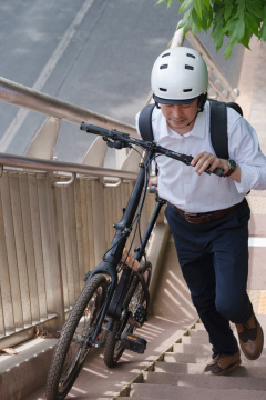 中年男人骑自行车出行