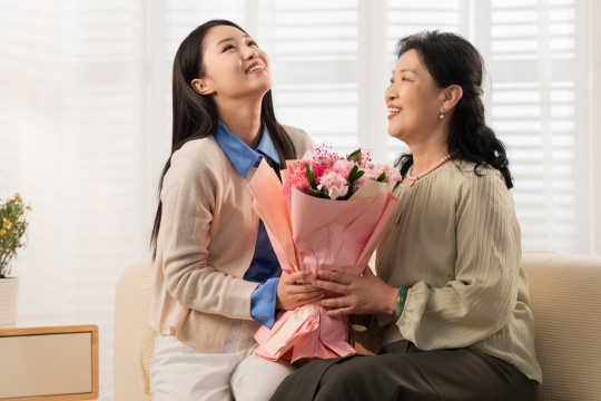 女儿给母亲送花