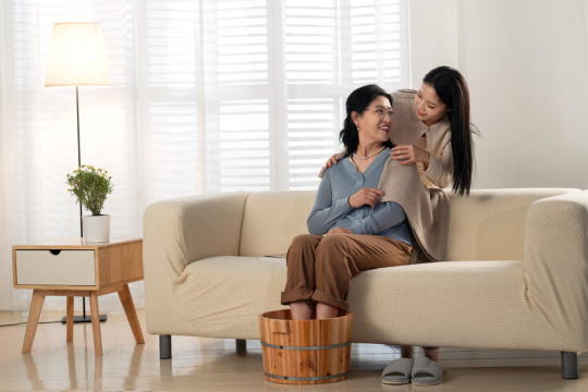 女儿照顾母亲洗脚