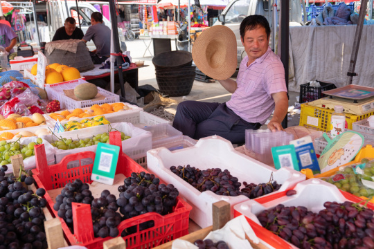 在市场里卖水果的商贩