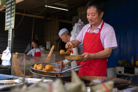 街道上卖早点的商贩