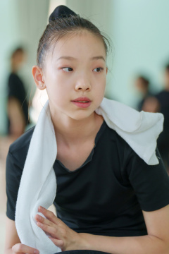 教室内休息的女孩