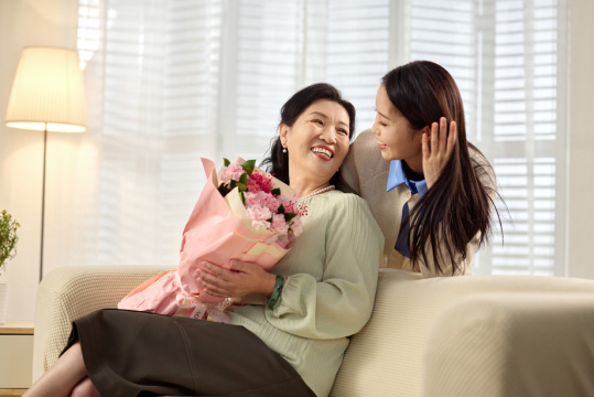 女儿给母亲送花