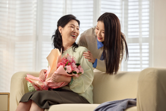 女儿给母亲送花