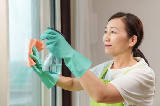 专业的家政服务人员擦拭门窗