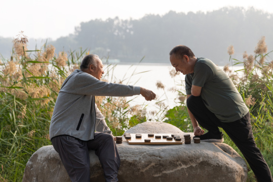 公园里的老年人在湖边下棋