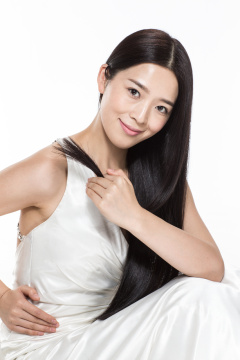 有着柔顺的长发的美女