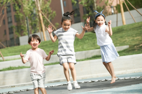 快乐儿童在户外玩耍