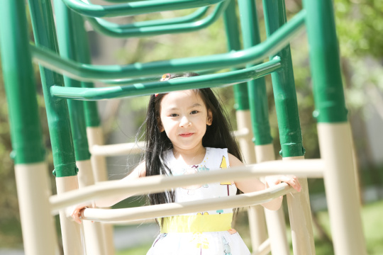 快乐儿童在户外玩耍