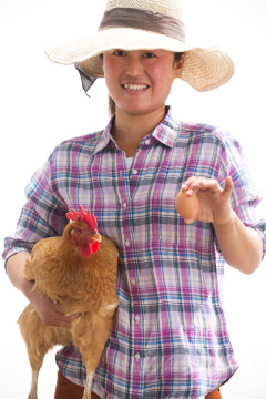 中年女人拿着一只鸡