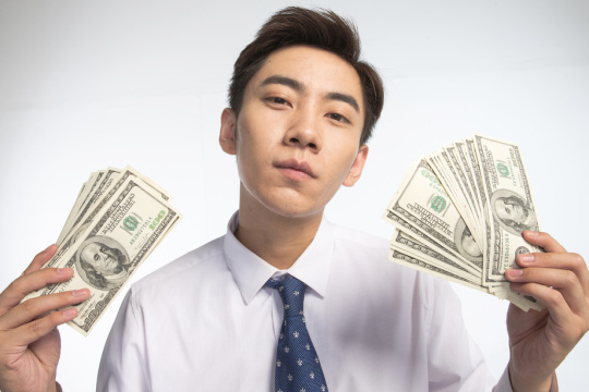 商务青年男人拿着美元