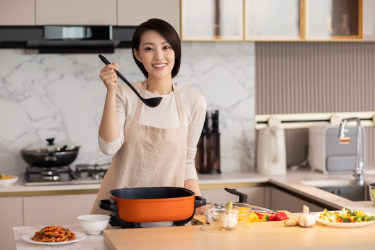 年轻女性居家做饭