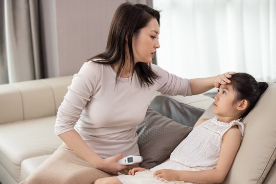 妈妈给女儿测体温
