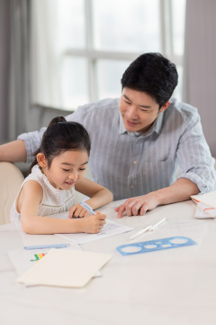 爸爸辅导女儿写作业