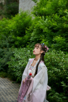 穿古装汉服手持工艺伞的东方美少女