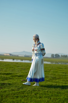 草原上穿着蒙古族传统服饰的亚洲年轻美少女
