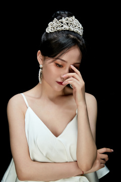 黑色背景下的女性复古婚纱妆面