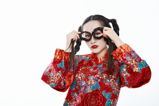 身穿中国传统服饰的青年女性