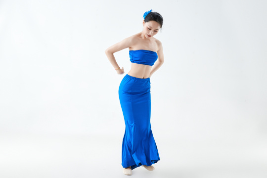 穿着傣族服饰跳孔雀舞的少女