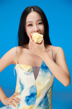吃水果的亚洲东方长发少女