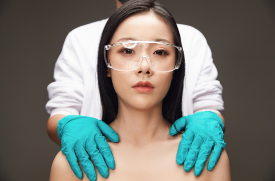 黑色背景里的亚洲美女面部特写医美整容