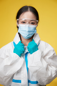 穿白色防护服佩戴护目镜口罩的防疫人员